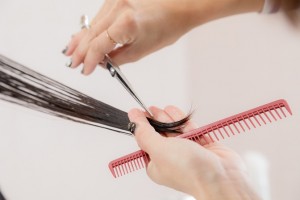美容院で髪を切る女性、ヘアサロン、カット、手元